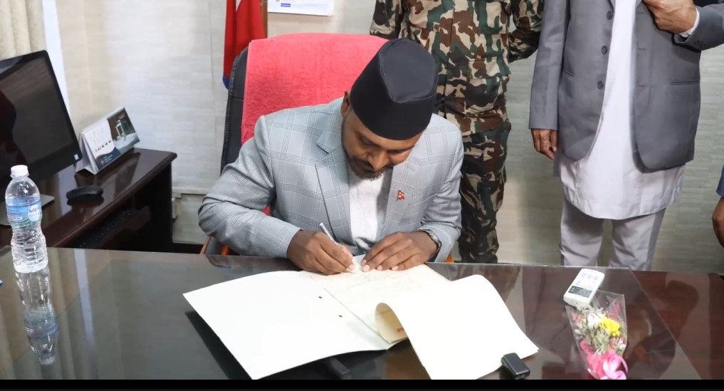 Image of नवनियुक्त युवा तथा खेलकुदमन्त्रीले मातहतमा हुने सम्पूर्ण बैठकहरु प्रत्यक्ष प्रसारण गर्ने निर्णयमा हस्ताक्षर